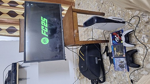 PS5 comme neuf avec 4 CD et sac à dos inclus