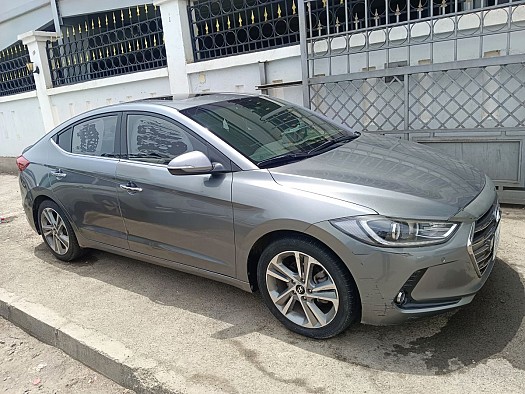 Hyundai Avante 2016, bien entretenu, provenant de Dubaï