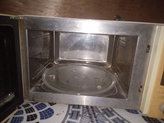 Four à micro-ondes en parfait état
