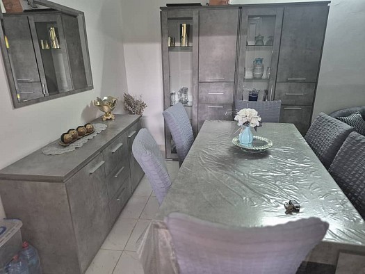 Salon, chambre à coucher et table à manger en très bon état à vendre