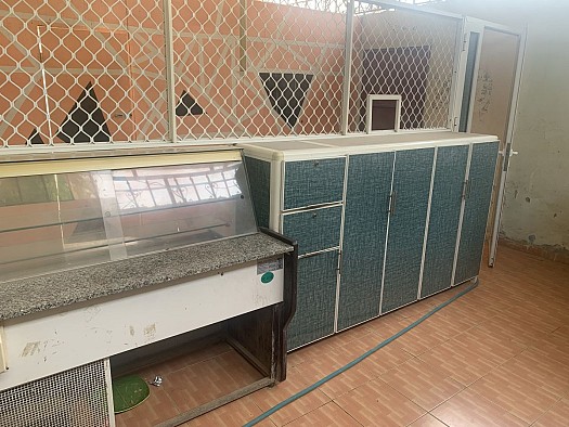 Matériel professionnel pour restauration et pâtisserie - congélateur, vitrine, machine à Shawarima, caisse de coca, panneau publicitaire