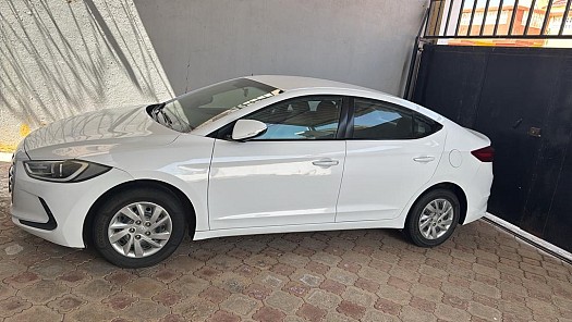 Hyundai Elantra, état neuf, prix à débattre