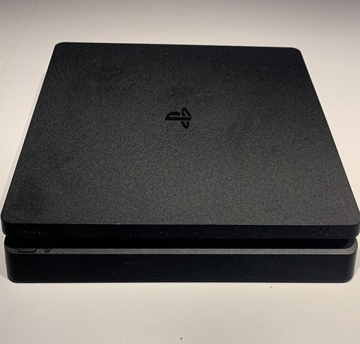 PS4 Slim 500Go en parfait état avec jeux en bonus