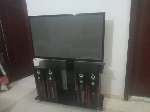 Télévision 42 pouces avec support et haut-parleurs