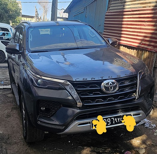 Toyota Fortuner 2023 en excellent état - Boîte automatique