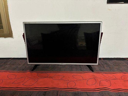 TV LG 32 en excellent état avec télécommande universelle