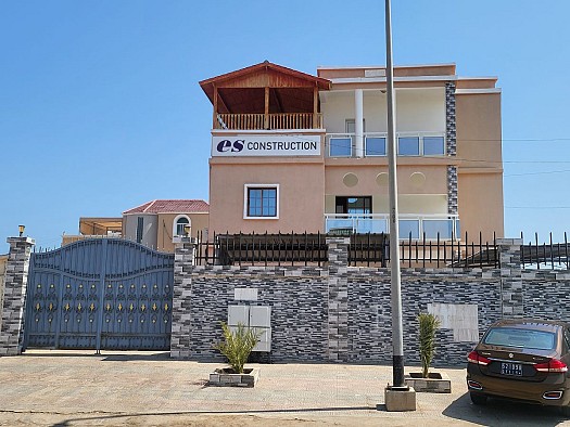 Villa Duplex F5 à louer à Haramous avec groupe électrogène, réservoir d\'eau et 3 salles de bains