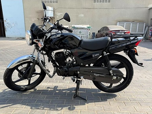 Moto Hero 150 Eco 2026, noir, manuel, essence, état excellent
