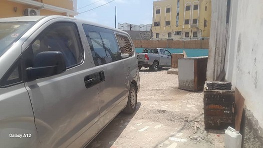 Mini bus en excellent état à vendre à 14 place voiture hyundai H1 tout le pièce son disponible