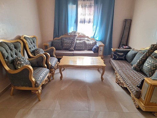 Salon avec moquette et table basse