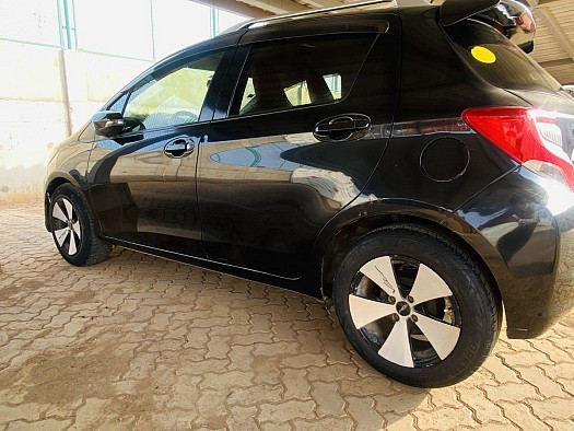 Toyota Vitz 2015, en excellent état, climatisation opérationnelle