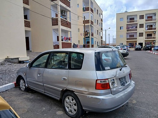 Voiture en pièces de rechange - Vitres, pare-choc, pare-brise