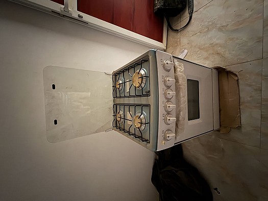 Cuisinière à gaz 4 feux avec four intégrée, neuve