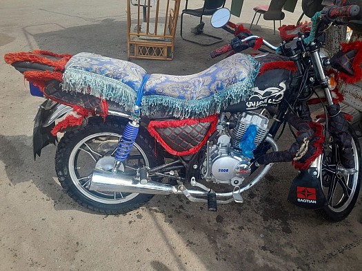 Moto Zezal décorée, prix négociable