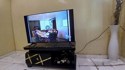 Télévision 43 pouces + table de base | Quasi neuf