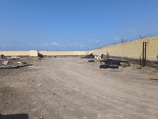 Terrain clôturé de 7 464 m² avec Hangar de 720 m² à PK13, proche de Proxy Gaz