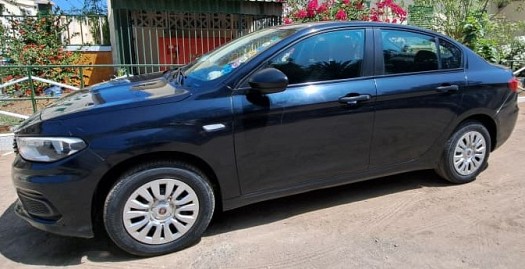 Fiat TIPO berline bleu nuit, état Proche du Neuf, faible kilométrage