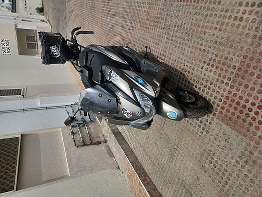 Suzuki Burgman Street gris mat avec top case