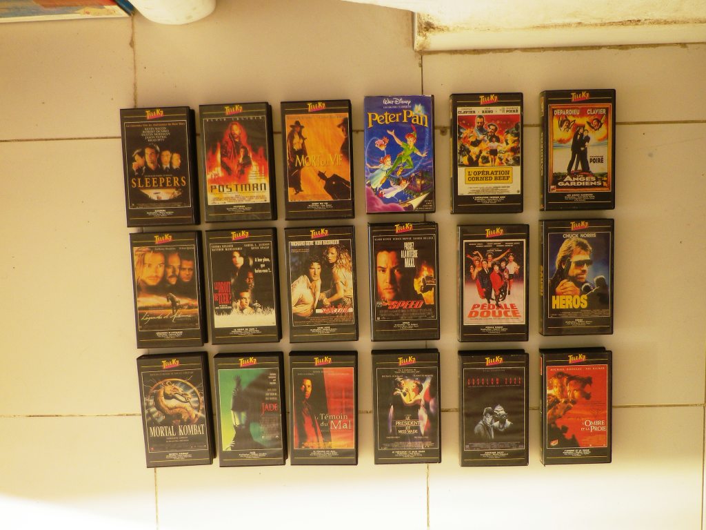 Environ 200 films en VHS (dessin animé de Walt disney ... Environ 200 films en VHS (dessin animé de Walt disney ...