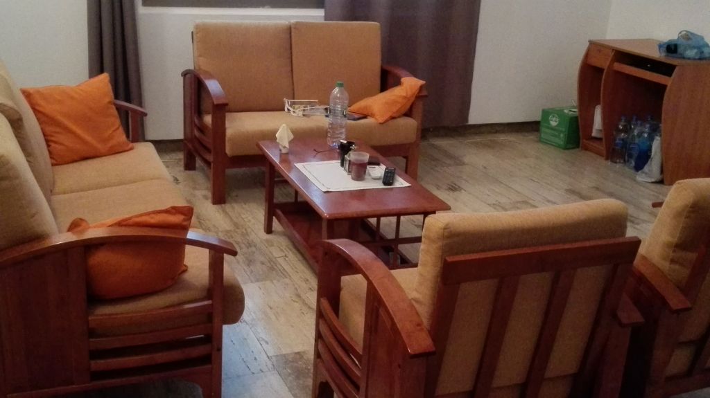 Meuble du salon a vente Sofa, Petite sofa, Fauteuilsx2, table pour cafe à Dji -> Accessoire Du Table Du Salon Meuble du salon a vente Sofa, Petite sofa, Fauteuilsx2, table pour cafe à Dji -> Accessoire Du Table Du Salon