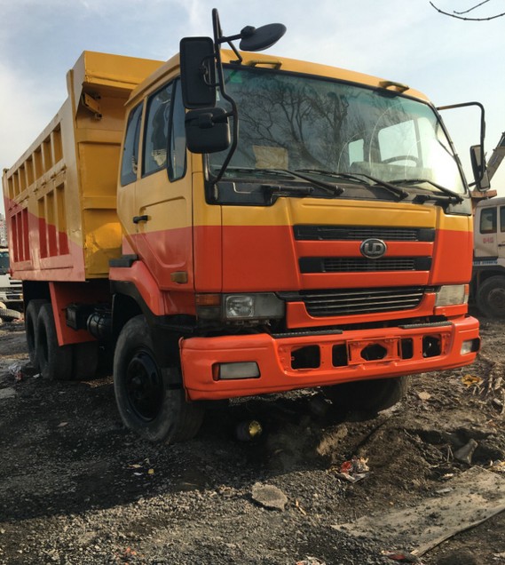 Nissan camion à benne