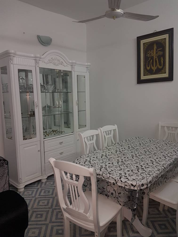 TABLE + ARMOIRE TOUT NEUF