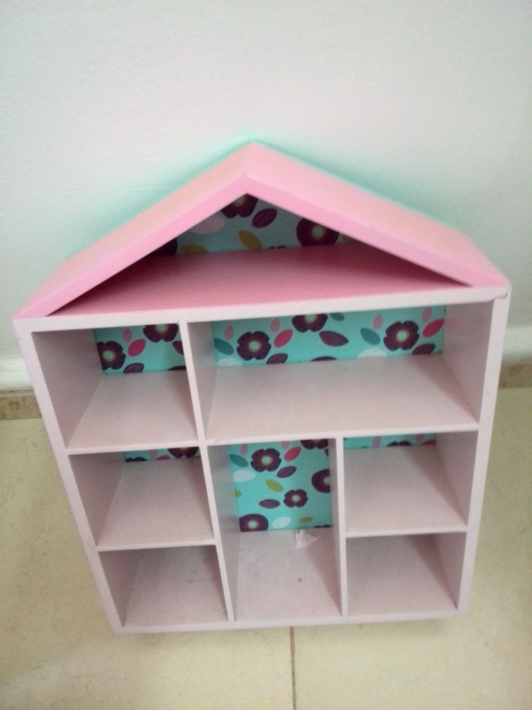 Étagère enfant forme maison en bois
