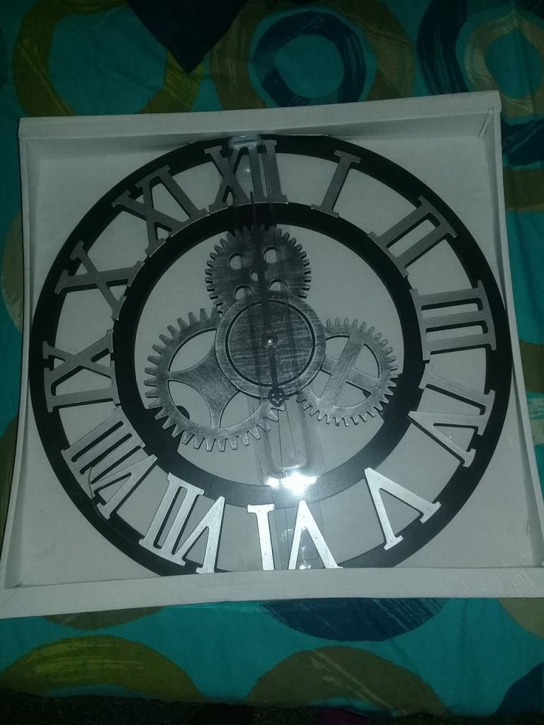 Une très grande horloge à vendre neuve