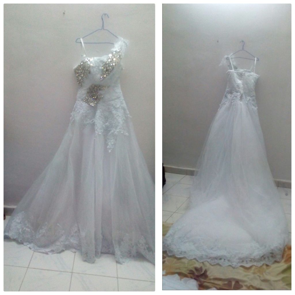 Vend jolie robe dentelle blanche +voile