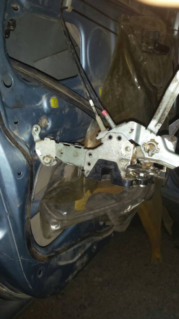 Cherche serrure portiere gauche toyota corolla 2006