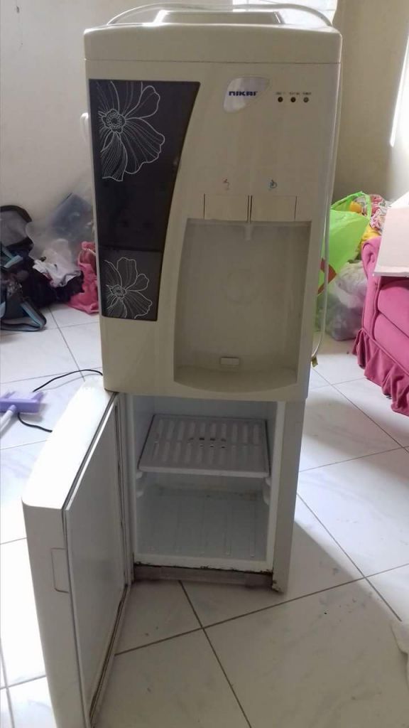 Fontaine à eau avec congélateur en bas à vendre