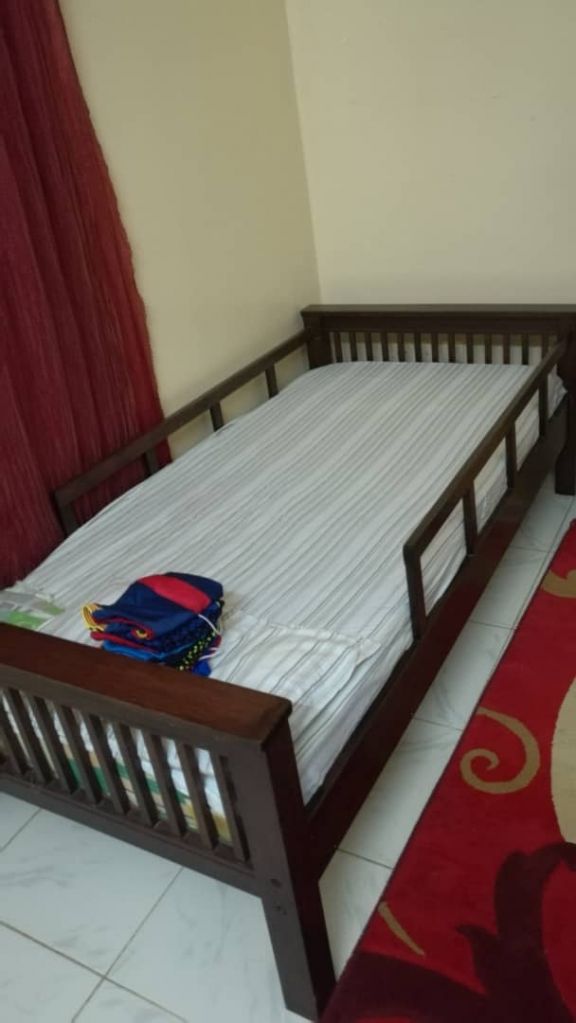 Lit en bois avec matelas