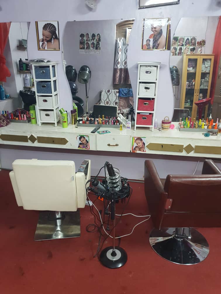 Matériel salon de coiffure féminin