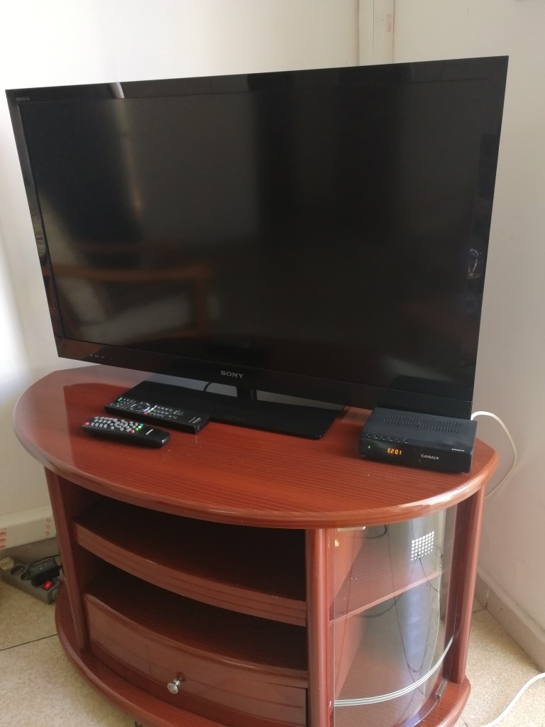 TV Sony Bravia 40'' avec meuble et décodeur