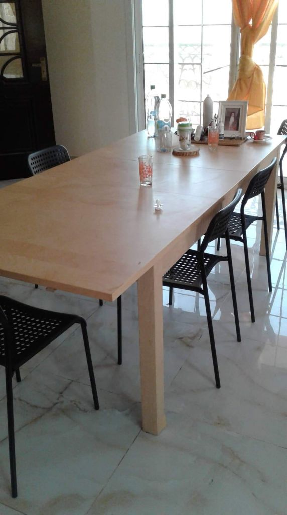 Table à manger plus 8 chaises